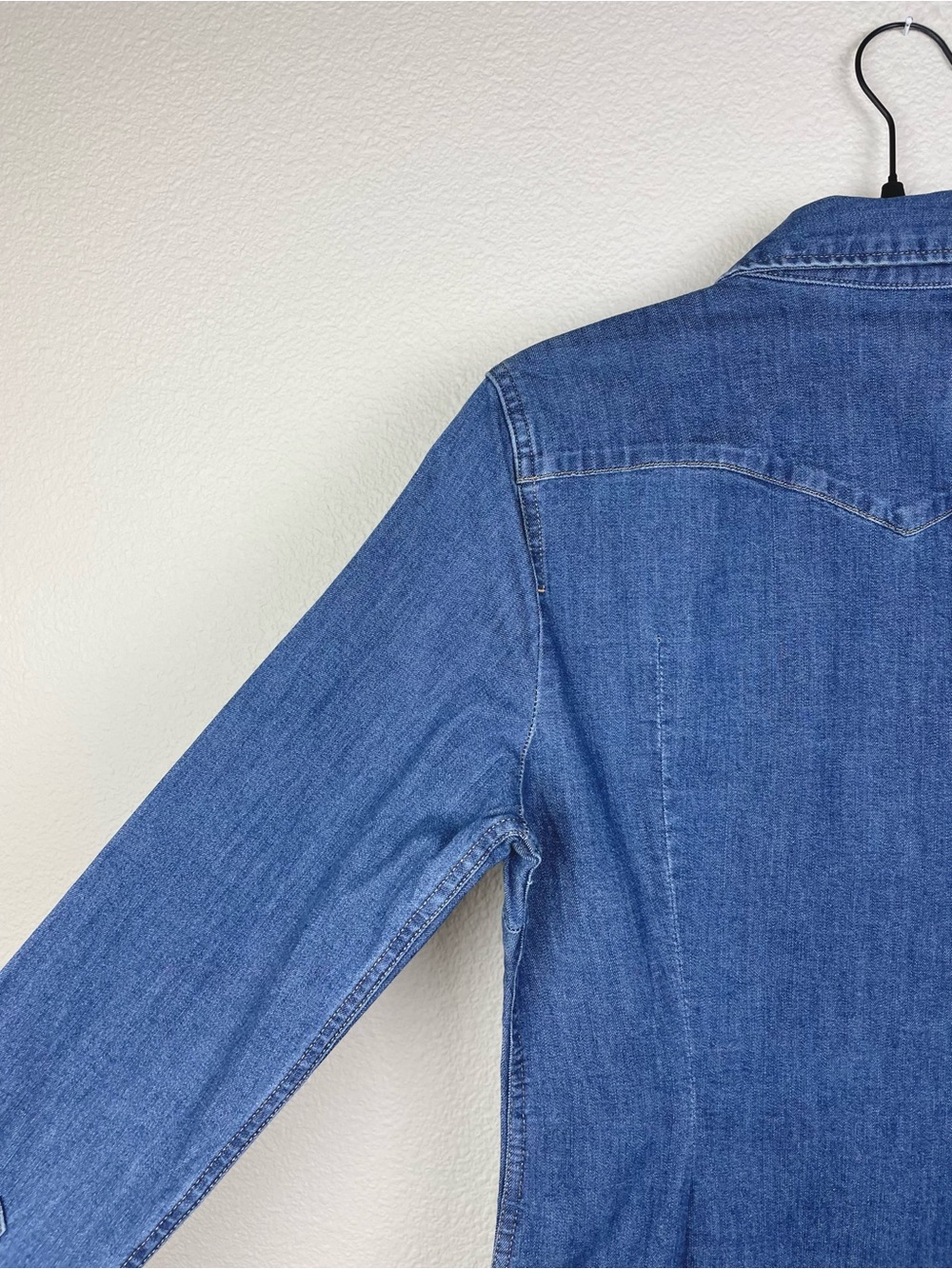 Levi's Women's XS Tailored Fit Classic Denim Western Shirt Blue Pearl Snaps Blue - Picture 16 of 16